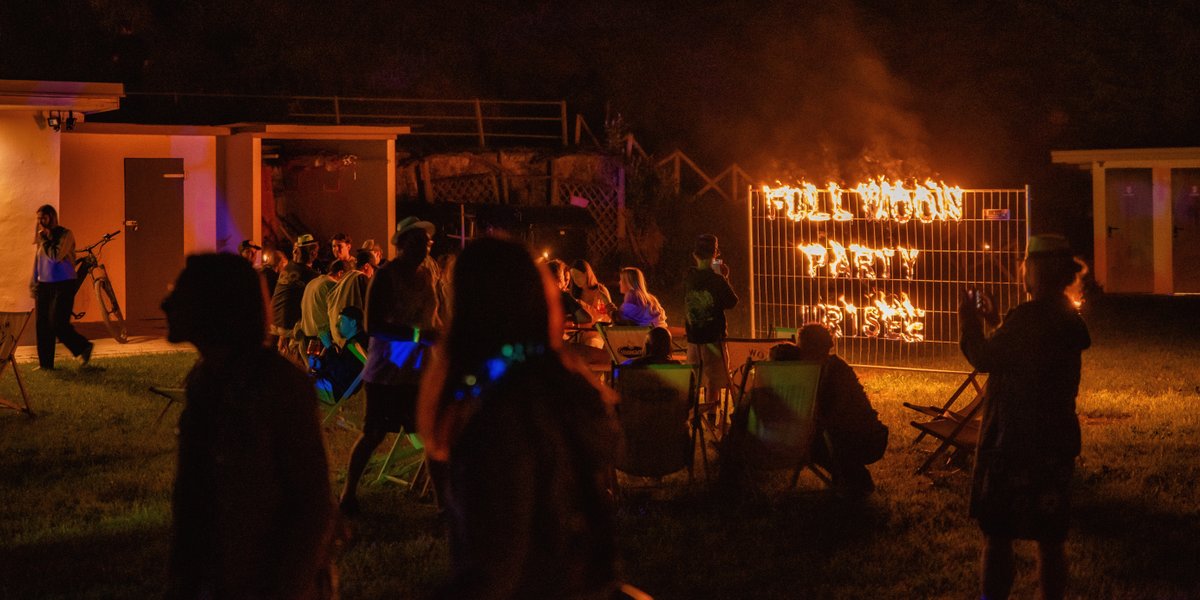 Nachtaufnahme der Fullmoonparty im Strandbad Urisee Reutte