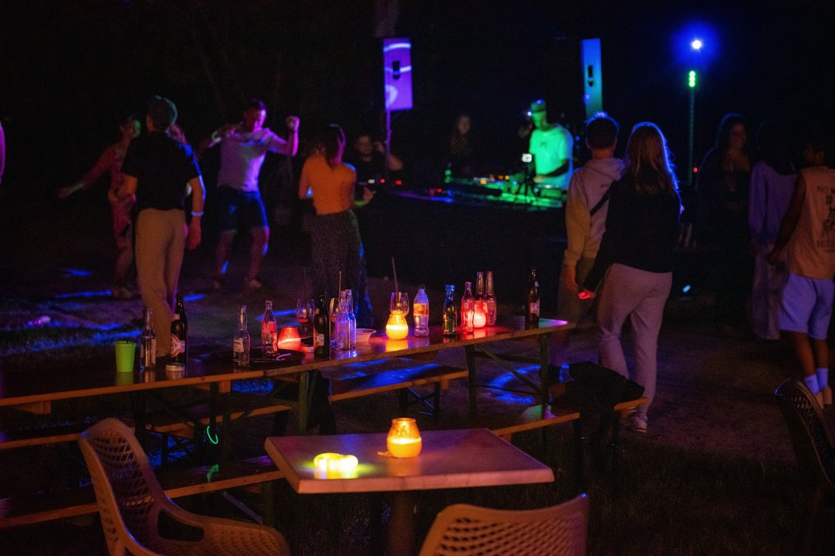 Feiernde Besucher bei der Fullmoonparty am Urisee