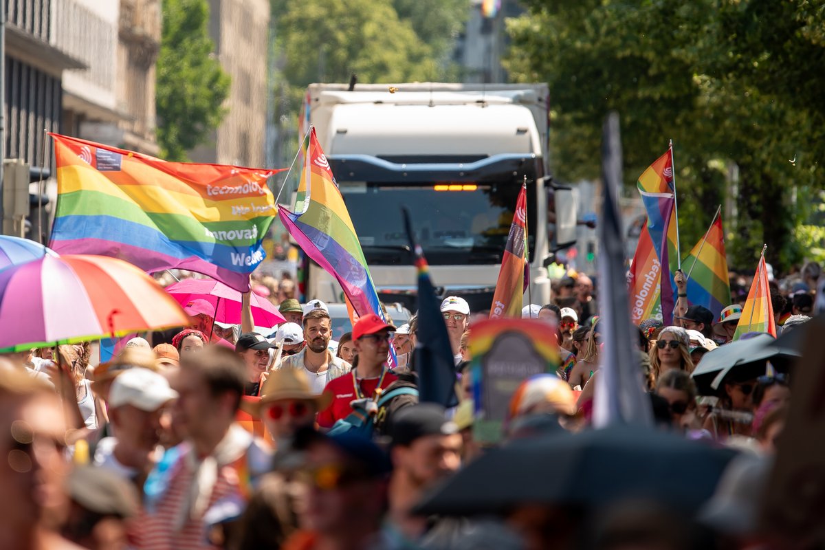 Dichte Menschenmenge mit vielen Regenbogenflaggen f?lt die Stra? der CSD-Parade.
