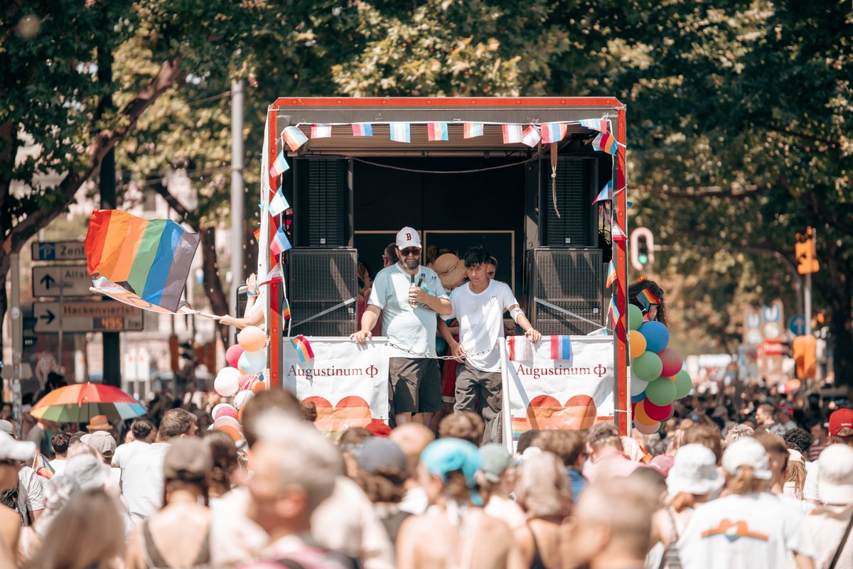 Blick ?er die Menge auf einen Paradewagen, w?rend der CSD-Zug durch die Stadt f?rt.