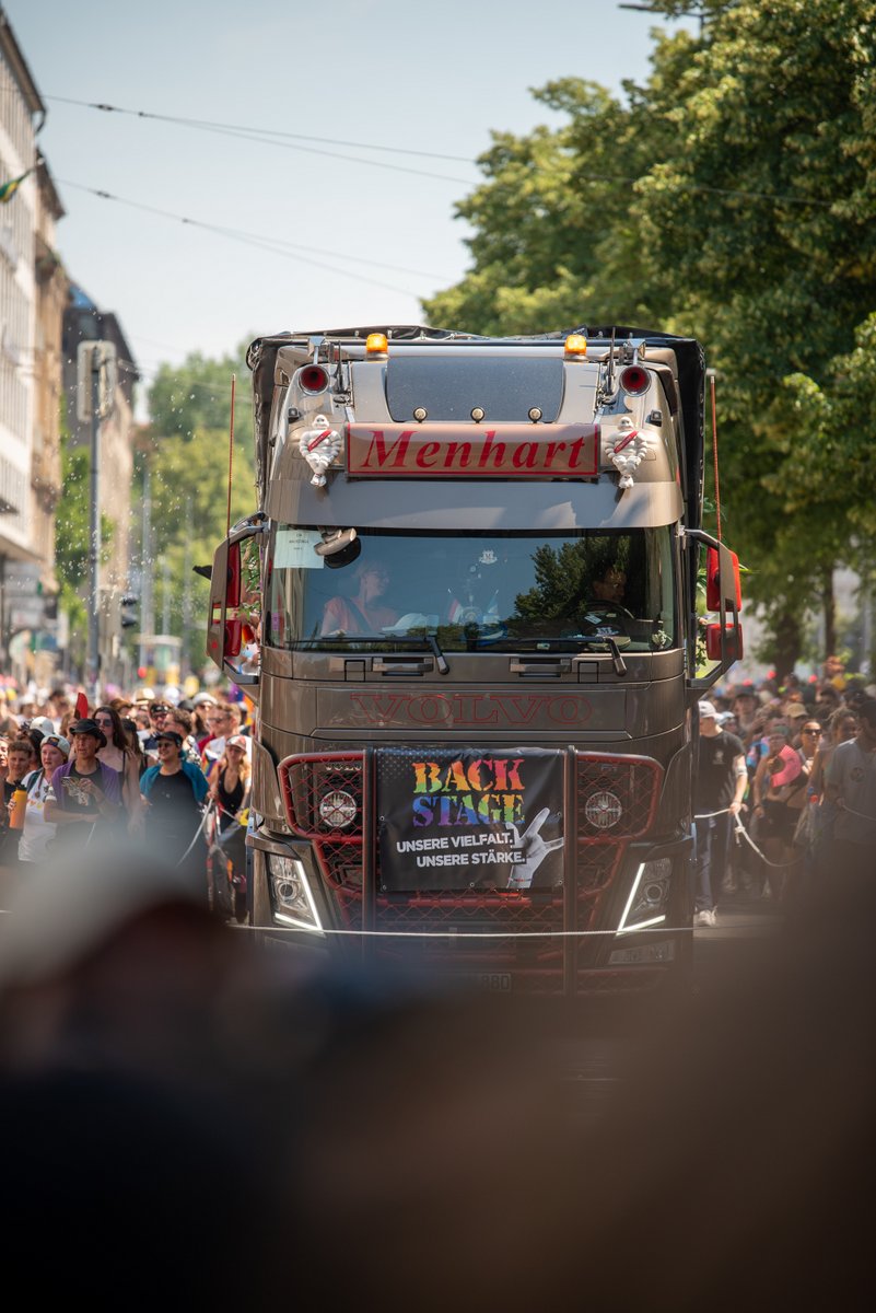 Paradelastwagen mit politischer Botschaft f?rt durch eine dicht gef?lte Stra?.