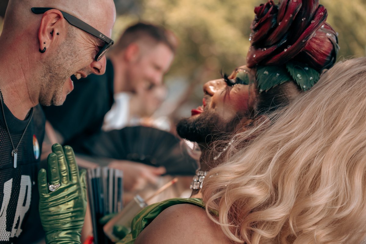 Zwei Teilnehmende umarmen sich herzlich inmitten der Menschenmenge beim CSD.